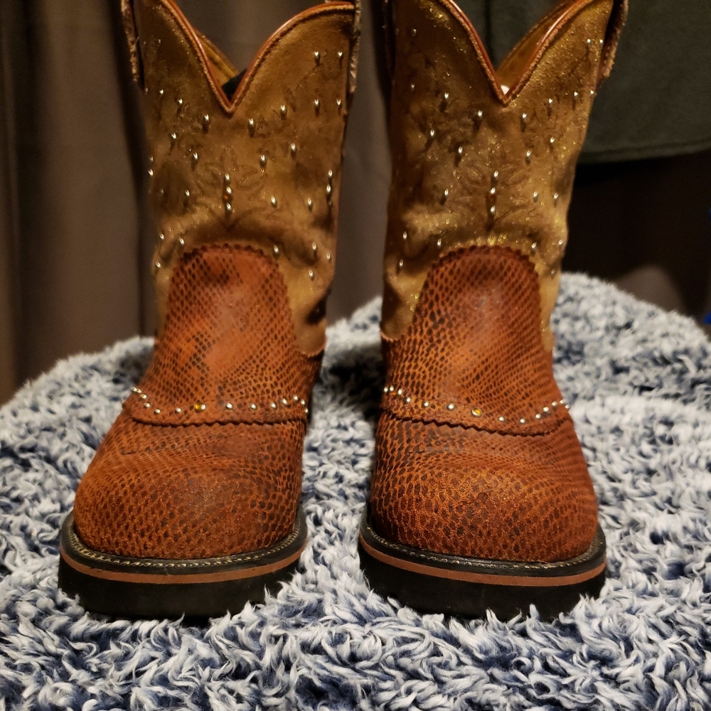 Woman arait fatbaby boots 9.5